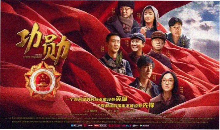 水库坝体清晨雾气中的全景横幅